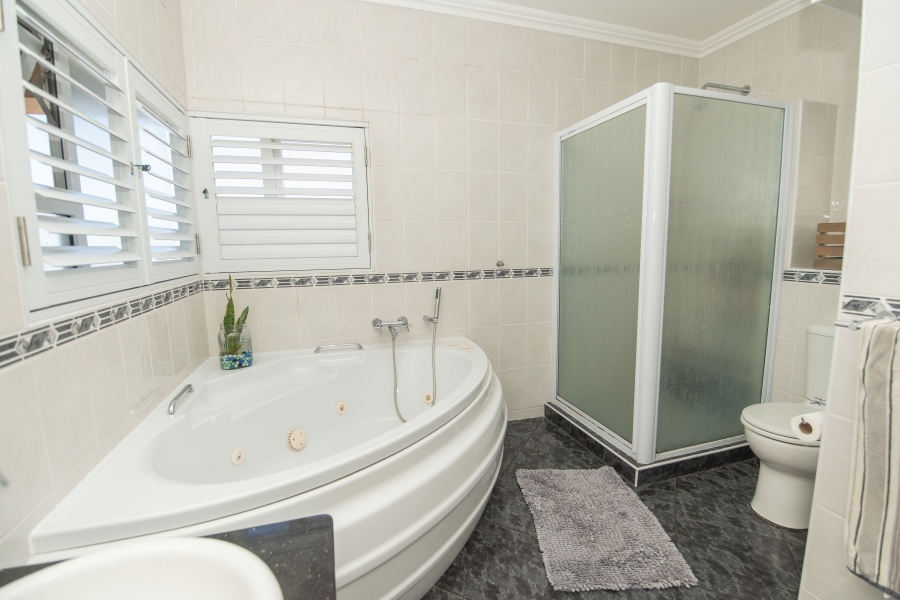 6 Bedroom Property for Sale in Beachview Eastern Cape